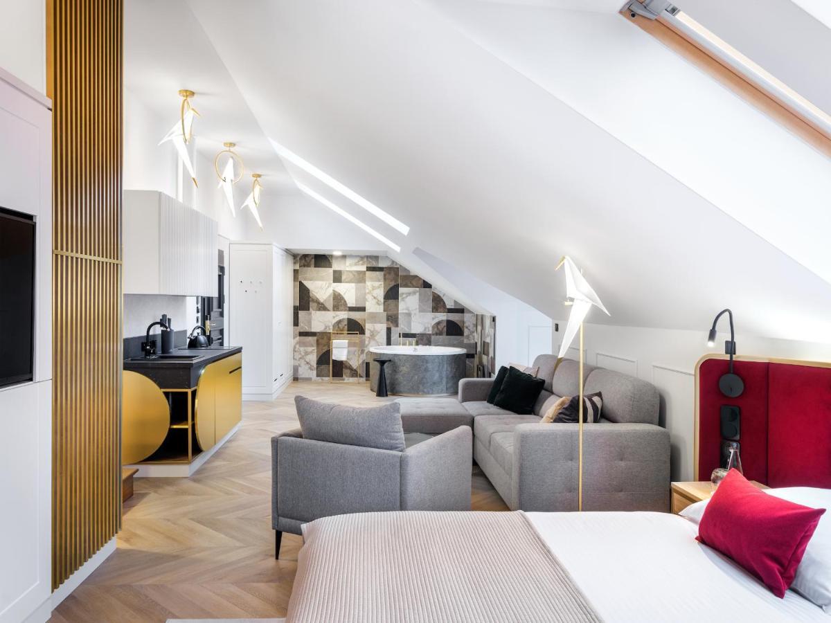 Golden Queen Deluxe Jacuzzi Apartments - Old Town — Photos 2